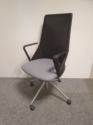 Bezoekersstoel Be by Beta Model BE22 verrijdbaar grijze stof rug met netbespanning