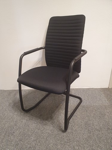 Bezoekersstoel Be by Beta Model BE10 zwart frame zwarte stof