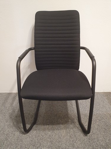 Bezoekersstoel Be by Beta Model BE10 zwart frame zwarte stof-2