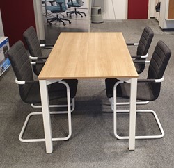 Vergaderopstelling met tafel en 4 stoelen