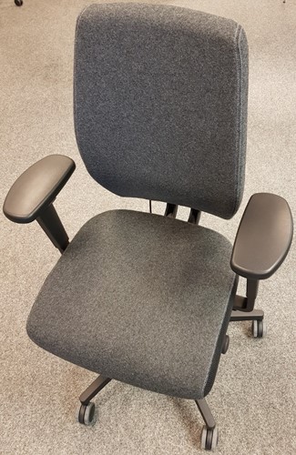 Bureaustoel Be Brave 250 met innovatieve stuituitsparing,  zwart / zwartgrijze blazer stof